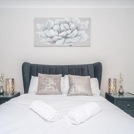 Luxury 2Bed 2Bath Flat In City Centre- Free Parking! Daire Edinburgh Dış mekan fotoğraf