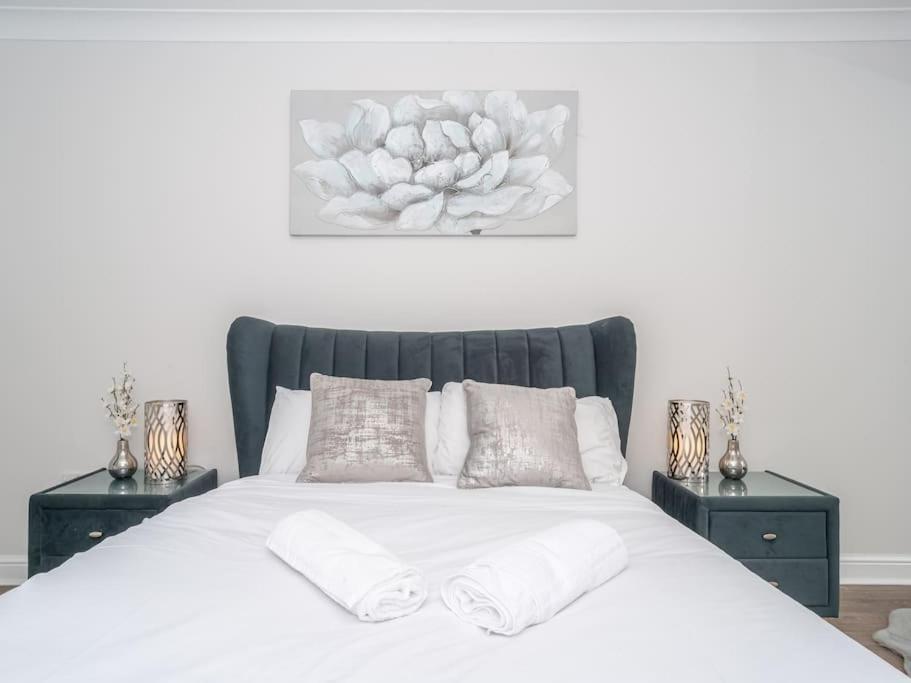 Luxury 2Bed 2Bath Flat In City Centre- Free Parking! Daire Edinburgh Dış mekan fotoğraf