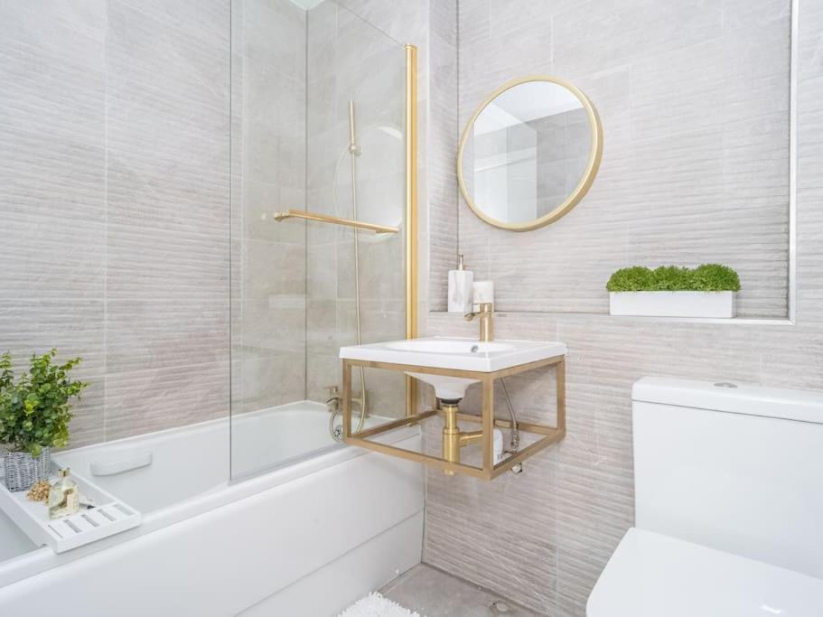 Luxury 2Bed 2Bath Flat In City Centre- Free Parking! Daire Edinburgh Dış mekan fotoğraf