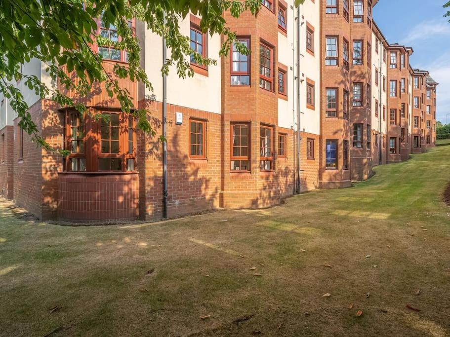 Luxury 2Bed 2Bath Flat In City Centre- Free Parking! Daire Edinburgh Dış mekan fotoğraf