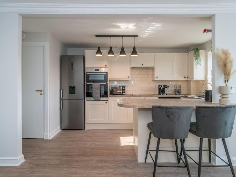 Luxury 2Bed 2Bath Flat In City Centre- Free Parking! Daire Edinburgh Dış mekan fotoğraf