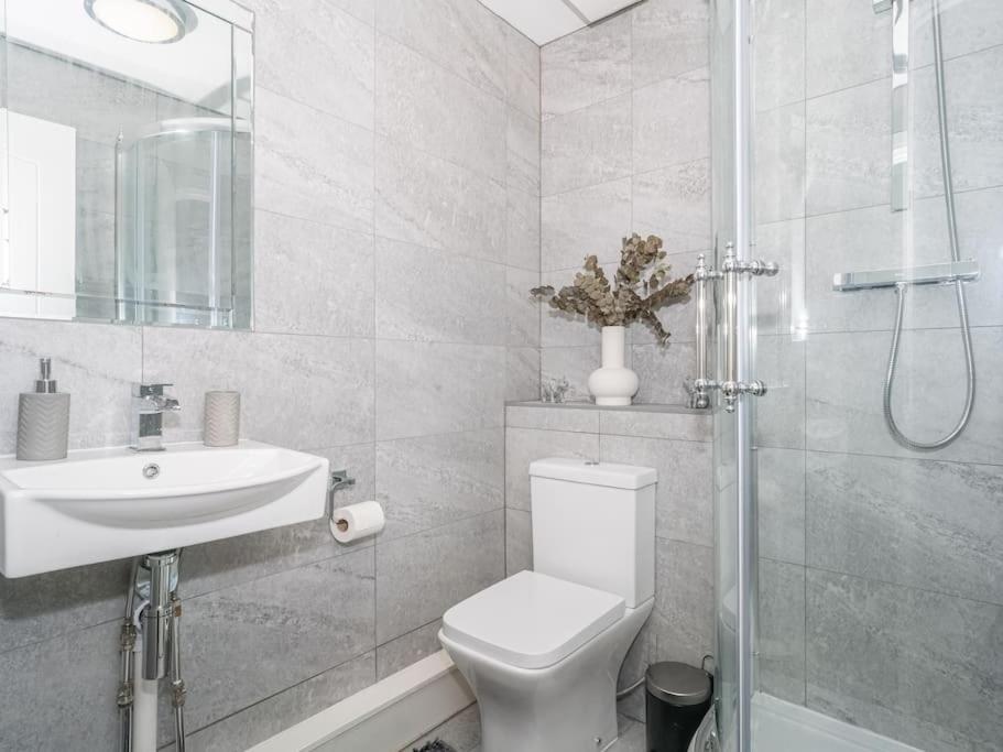 Luxury 2Bed 2Bath Flat In City Centre- Free Parking! Daire Edinburgh Dış mekan fotoğraf