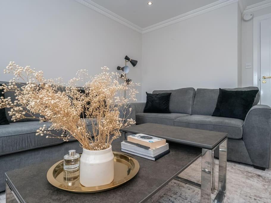 Luxury 2Bed 2Bath Flat In City Centre- Free Parking! Daire Edinburgh Dış mekan fotoğraf