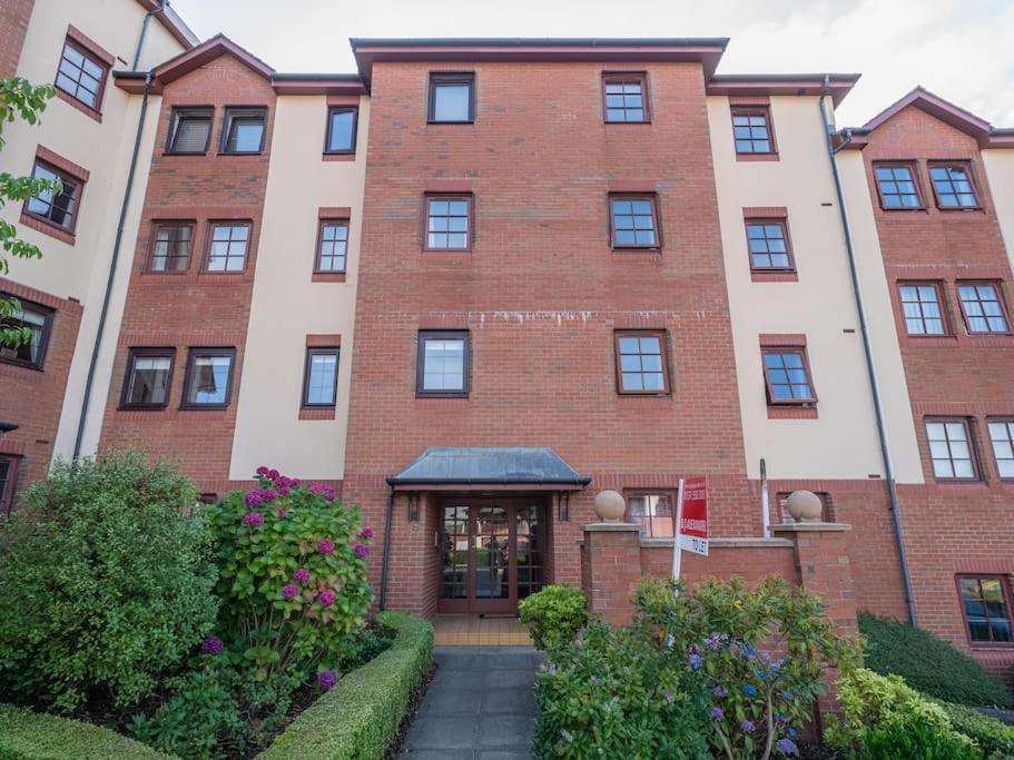 Luxury 2Bed 2Bath Flat In City Centre- Free Parking! Daire Edinburgh Dış mekan fotoğraf
