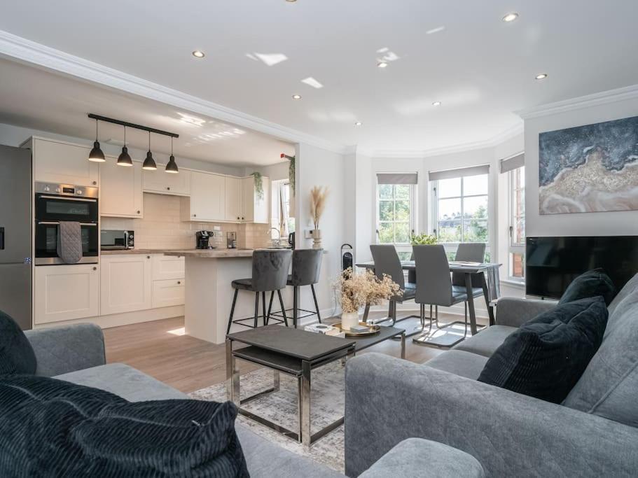 Luxury 2Bed 2Bath Flat In City Centre- Free Parking! Daire Edinburgh Dış mekan fotoğraf