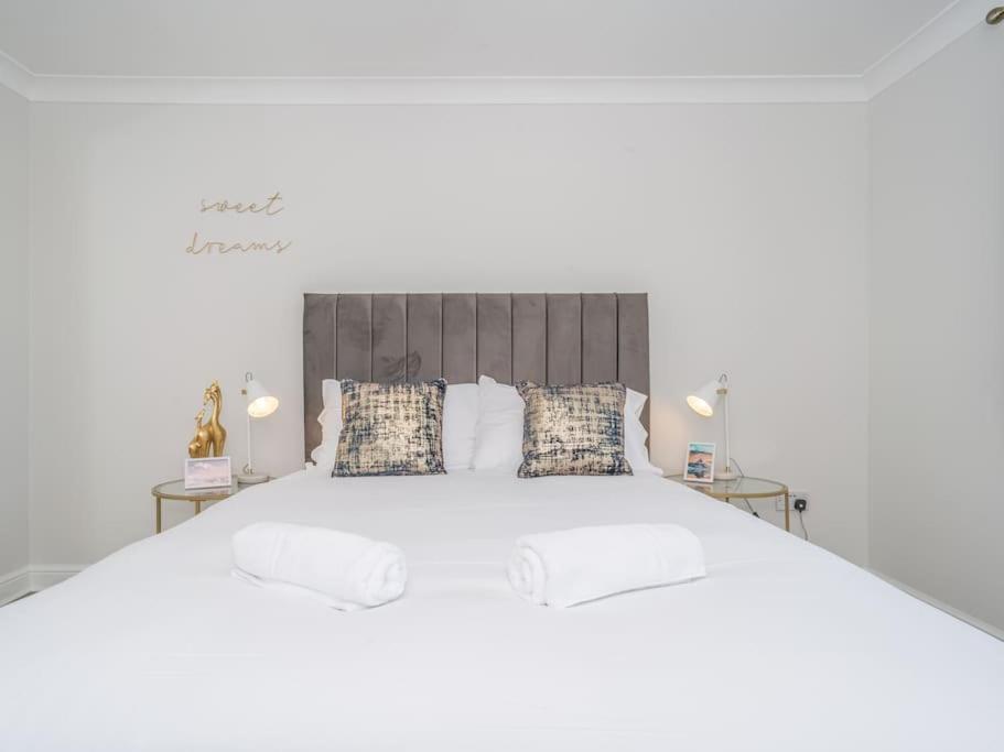 Luxury 2Bed 2Bath Flat In City Centre- Free Parking! Daire Edinburgh Dış mekan fotoğraf